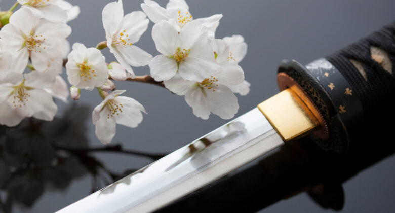 Ein scharfes Katana neben Blumen