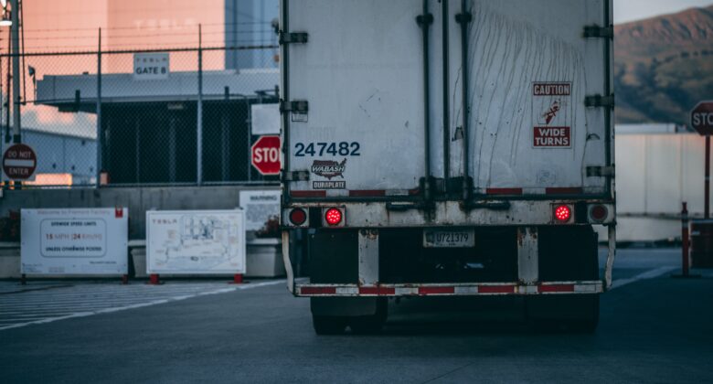 Ein lkw von hinten