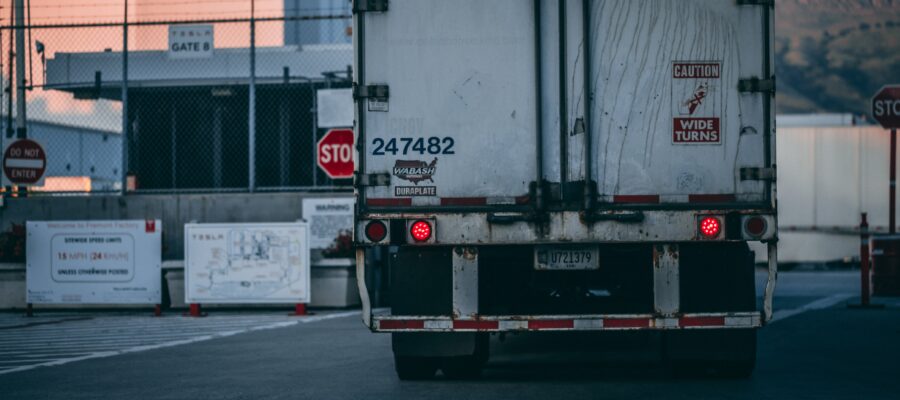 Ein lkw von hinten