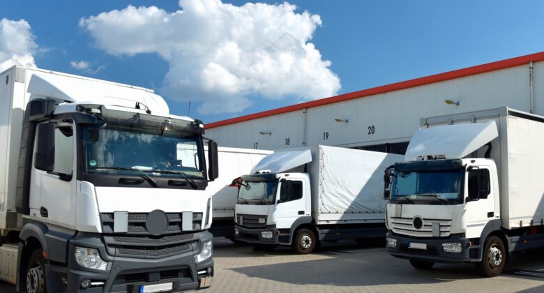Lkw Telematik im Fuhrpark vor Lagerhalle